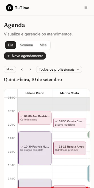 Agenda do dia aberta no celular, com as colunas dos profissionais lado a lado
